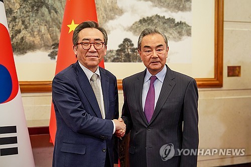 韩中外长在京会晤商定共促韩中日峰会取得成功