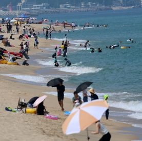 海滩避暑游客络绎不绝