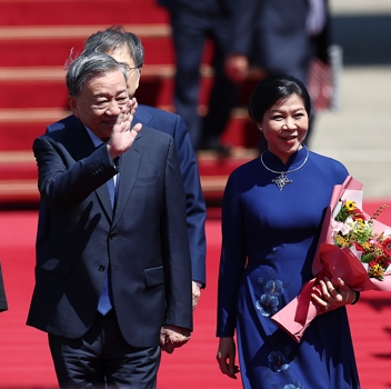 越共总书记夫妇抵韩